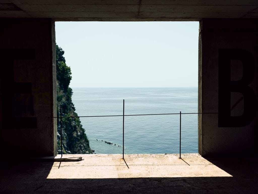 Photographie d'urbex et d'exploration urbaine réalisée par Augustin Cervoni, issue de la série "Chambre 408" du portfolio d'Explora by Augustin. Aventure et exploration dans les Balkans, à travers un hôtel de luxe en construction abandonné, entre béton et mer. Découvrez cette série sur le site d'Explora by Augustin.