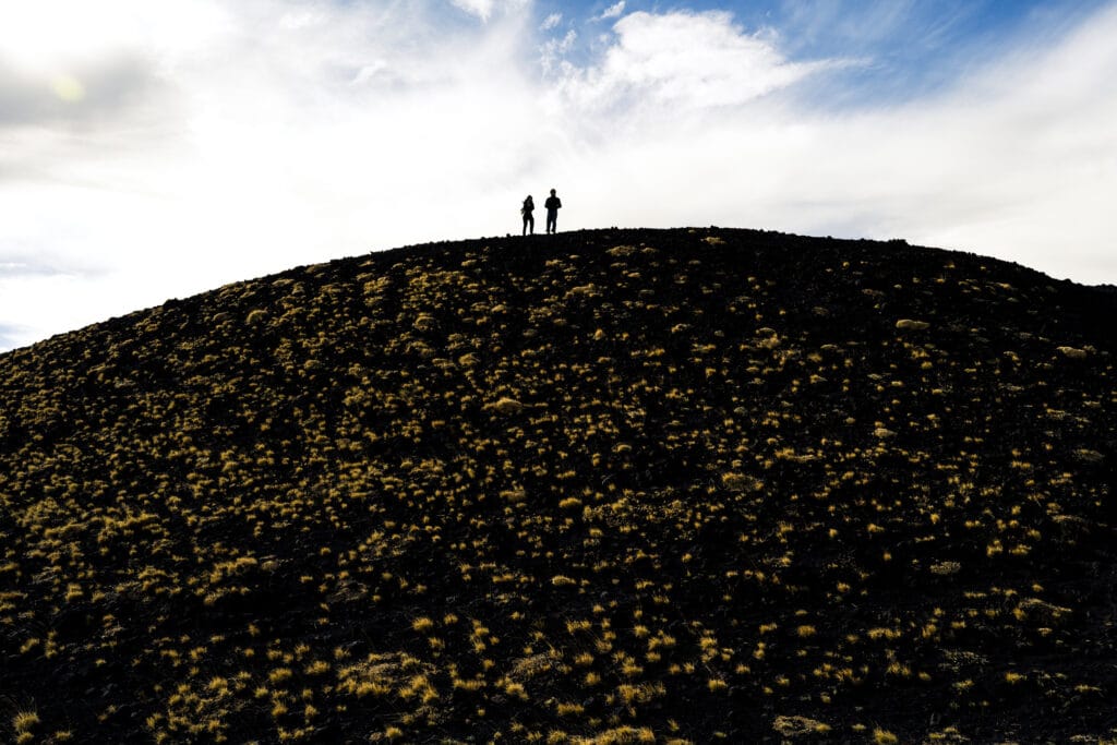Photographie de l'Etna réalisée par Augustin Cervoni, issue de la série "Etna entre lave et ciel" dans le portfolio d'Explora by Augustin. Aventure et exploration sur l'Etna, entre lave noire et ciel d'hiver parsemé de nuages. Découvrez cette série sur le site d'Explora by Augustin.