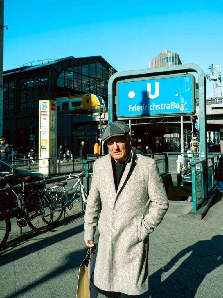 Photographie de rue à Berlin montrant l’architecture urbaine et l’ambiance hivernale.