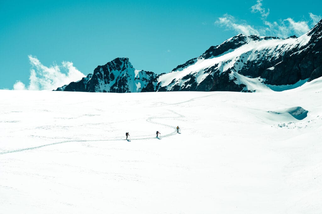 Photographie d'Augustin Cervoni, alpinisme dans le massif des Écrins. Entre glacier, refuge et sommets d’altitude, ces images explorent le lien entre l’humain et la haute montagne.